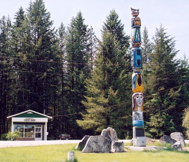 Totem pole next to the Credit Union building, Edgewood, BC, 2005 Photo: Jutta Ploessner Source: http://www.firstnations.eu/invasion/sinixt.htm